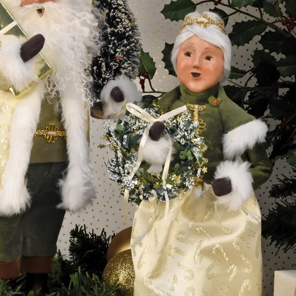 Byers’ Choice Gold Sparkle Mrs Claus New